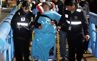 Phà Hàn Quốc chở 267 người mắc cạn ở đảo hoang do lái tàu... mãi xem điện thoại