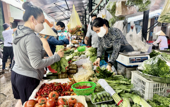 Sạt lở đèo khiến lượng rau củ Đà Lạt về TPHCM giảm