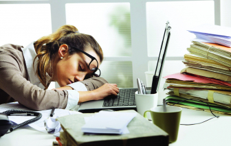 Tranh cãi về giấc ngủ của nữ thủ tướng Nhật