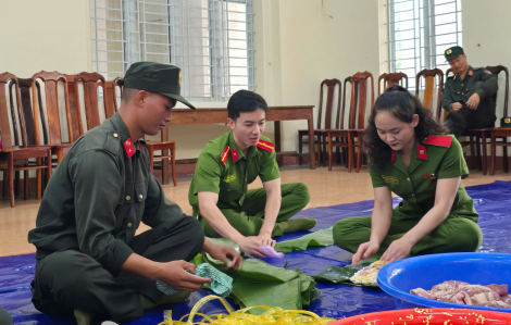 Công an và người dân gói hàng ngàn bánh chưng tiếp sức vùng lũ