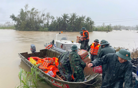Bộ Quốc phòng ra công điện yêu cầu bằng mọi cách tiếp cận ngay khu dân cư bị ngập sâu, chia cắt