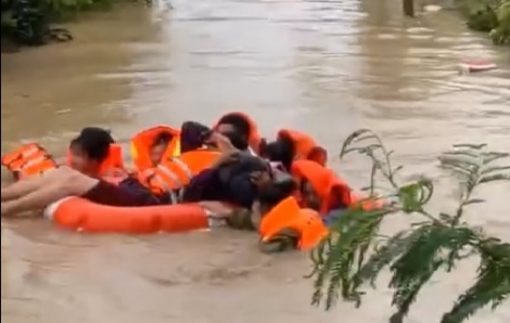 CSGT Đắk Lắk căng mình xuyên đêm mưa lũ cứu dân, điều tiết giao thông