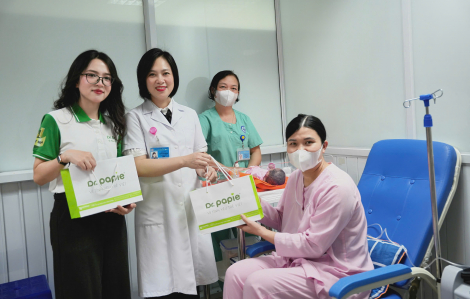 Dr.Papie lan tỏa hơi ấm đến các em bé sinh non tại Bệnh viện Phụ sản Trung ương