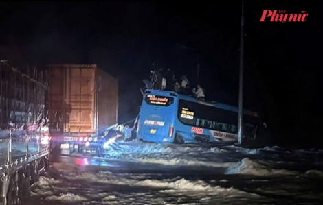 Giải cứu 33 người ra khỏi xe khách bị nước lũ cuốn trôi ở Khánh Hòa