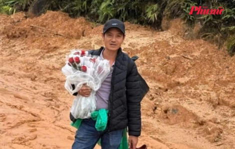 Hình ảnh đầy cảm xúc: Thầy giáo ôm bó hoa lội bùn đến trường ở Đà Nẵng