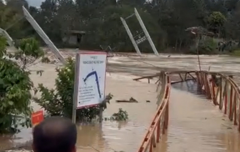 Khủng khiếp: cầu treo bị nước lũ cuốn phăng