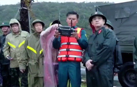 Quân đội đưa xe thiết giáp, sử dụng flycam ứng cứu người dân ở Gia Lai