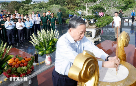 Tổng Bí thư Tô Lâm dâng hoa, dâng hương Chủ tịch Hồ Chí Minh ở Đặc khu Phú Quốc