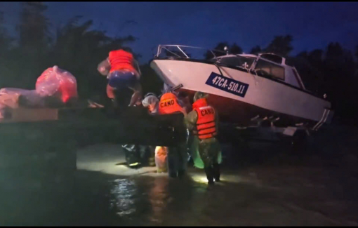 Người phụ nữ chuyển dạ mắc kẹt trong vùng lũ, người nhà lên mạng cầu cứu