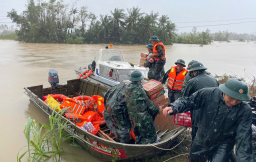 Huy động hơn 12000 chiến sĩ chia thành các tổ cơ động vào vùng ngập giúp dân