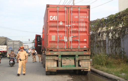 Nhiều xe đầu kéo dừng, đỗ trước KCN Sóng Thần bị CSGT xử lý