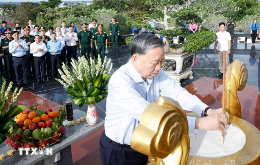 Tổng Bí thư Tô Lâm dâng hoa, dâng hương Chủ tịch Hồ Chí Minh ở Đặc khu Phú Quốc