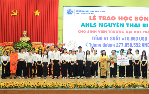 Trường đại học Trà Vinh trao 200 suất học bổng cho sinh viên vượt khó học giỏi
