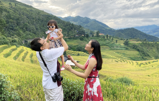 Vòng tay nhỏ xíu ôm chặt lấy cha