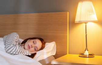 Bật đèn khi ngủ dễ tăng nguy cơ mắc bệnh tim mạch
