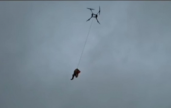 Dùng máy bay không người lái cứu sống người mắc kẹt trong lũ sau khi bị lật thuyền