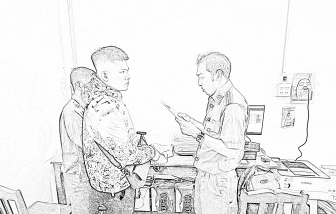 Đi làm thủ tục hành chính, đối tượng truy nã bị công an bắt giữ