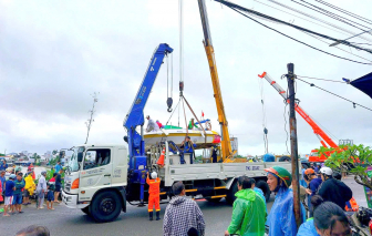 KHPC điều động xe cẩu vận chuyển ca nô cứu hộ hỗ trợ người dân vùng ngập sâu