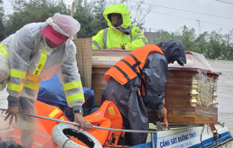 Nghẹn ngào hình ảnh vận chuyển quan tài vượt lũ để lo hậu sự cho cháu bé 12 tuổi
