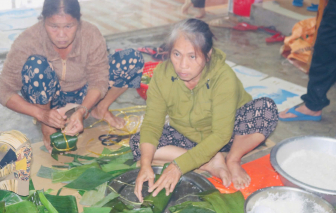 Người dân Quảng Ngãi nổi lửa gói bánh chưng gửi bà con vùng lũ