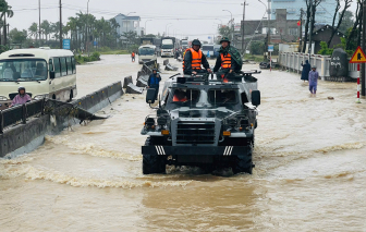 Quân khu 5 điều động xe thiết giáp tiếp tế khẩn cấp lương thực cho người dân vùng lũ Đắk Lắk