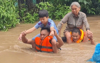 Xóm giềng nương nhau trong mùa lụt