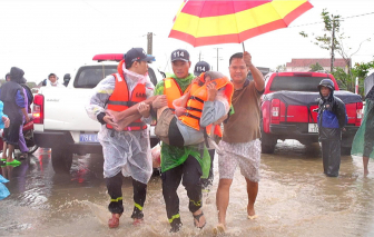 Nhiều bà con vùng lũ ở Đắk Lắk không còn quần áo mặc, Công an tỉnh kêu gọi nguyên góp giúp dân