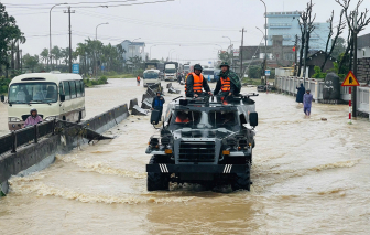 Xe thiết giáp vượt nước lũ cứu trợ bà con vùng lũ Đắk Lắk