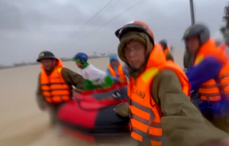 Công an vượt dòng lũ chảy xiết để cứu nạn và hỗ trợ người dân Đắk Lắk