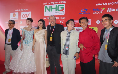 Hơn 1.000 nghệ sĩ và đông đảo khán giả làm "nóng" lễ khai mạc Liên hoan phim Việt Nam 2025