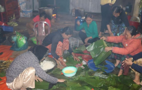 Người dân Quảng Ngãi gói bánh chưng gửi bà con vùng lũ