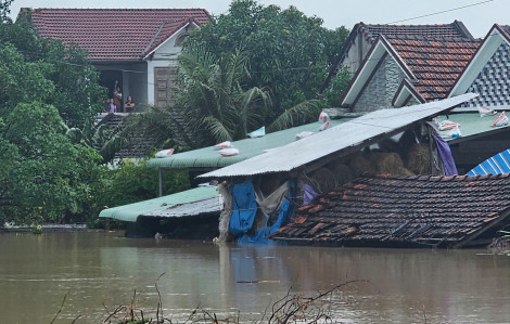 Nhiều bà con ở Đắk Lắk không còn được bộ quần áo khô ráo để mặc