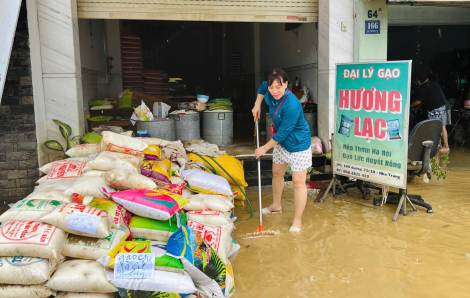 Nước vừa rút sáng 21/11, người dân Khánh Hoà oằn mình dọn dẹp sau lũ