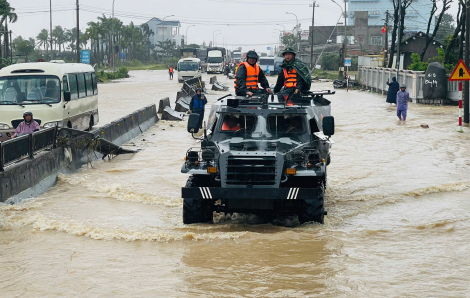 Quân khu 5 điều động xe thiết giáp tiếp tế khẩn cấp lương thực cho người dân vùng lũ