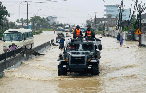 Xe thiết giáp vượt nước lũ cứu trợ bà con vùng lũ Đắk Lắk