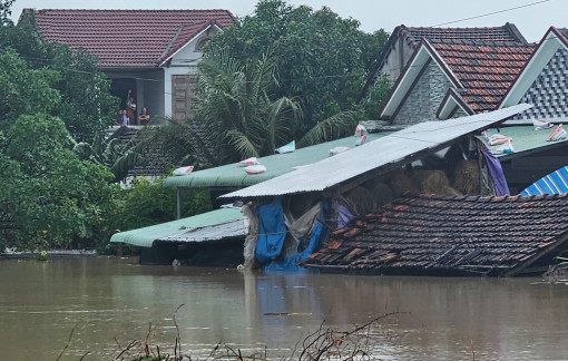 Nhiều bà con ở Đắk Lắk không còn được bộ quần áo khô ráo để mặc