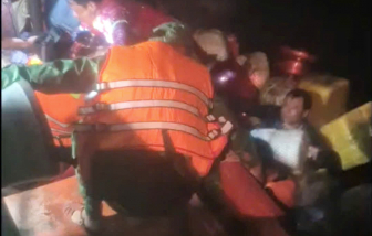 Cứu thành công 13 ngư dân bị trôi dạt trên biển do tàu cá bị chìm