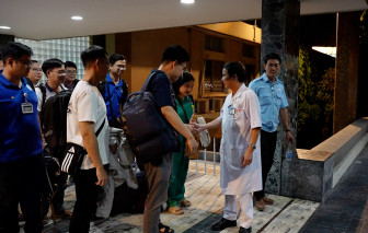 Đoàn bác sĩ Bệnh viện Thống Nhất TPHCM xuyên đêm đến Khánh Hòa hỗ trợ bà con vùng lũ