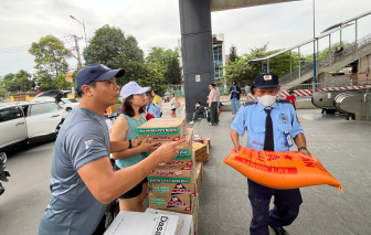 Người dân tấp nập gom nhu yếu phẩm gửi ra miền Trung