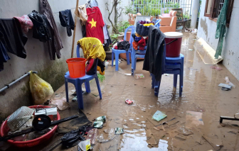 Phó thủ tướng Thường trực Chính phủ thăm, động viên người dân vùng lũ Đắk Lắk lúc nửa đêm