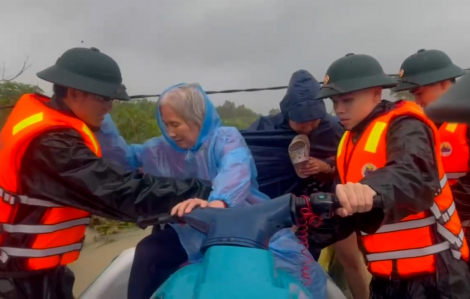 Biên phòng Khánh Hòa liên tục đưa người già, trẻ nhỏ ra khỏi vùng ngập sâu