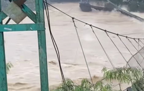 Cầu treo nổi tiếng ở Đắk Lắk bị lũ cuốn phăng trong phút chốc