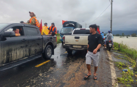 Từng đoàn xe chở hàng cứu trợ đến vùng lũ xã Hòa Thịnh, tỉnh Đắk Lắk