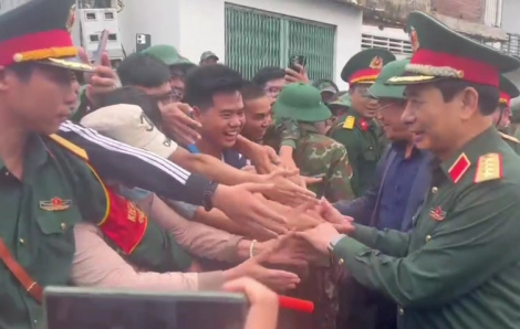 Đại tướng Phan Văn Giang thăm bà con vùng lũ tỉnh Gia Lai