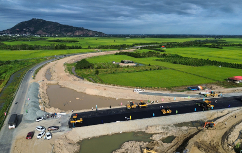 Hơn 400m đầu tiên được thảm nhựa tại cao tốc Châu Đốc - Cần Thơ - Sóc Trăng