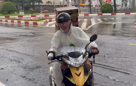 Ông cụ bán vé số và những chuyến hàng đặc biệt ủng hộ đồng bào vùng lũ lụt