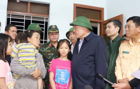 Phó thủ tướng Nguyễn Hòa Bình thăm, động viên người dân vùng lũ Đắk Lắk lúc nửa đêm