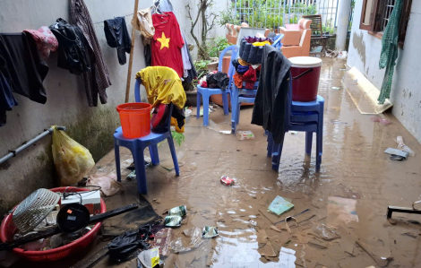 Phó thủ tướng Thường trực Chính phủ thăm, động viên người dân vùng lũ Đắk Lắk lúc nửa đêm