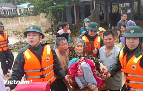 Trực thăng Mi-17 bay vào vùng lũ Đắk Lắk để cứu trợ người dân