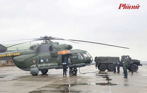 Trực thăng Mi-17 cất cánh tiếp tế lương thực cho người dân vùng lũ Đắk Lắk